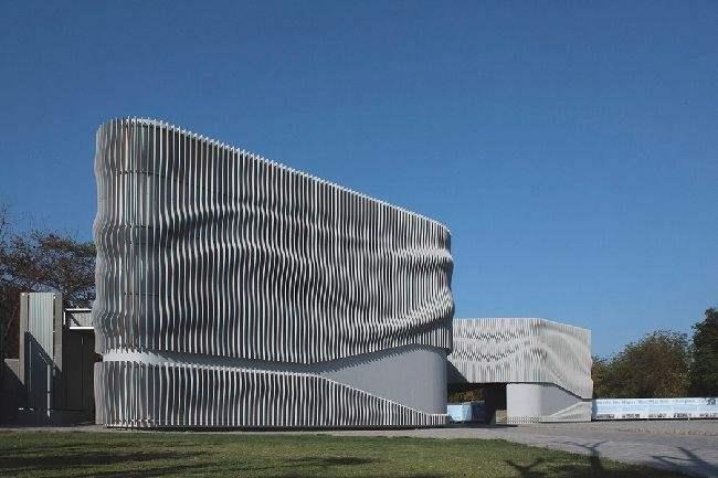 广安浅谈现代建筑采用网架结构安装的主要优势和应用